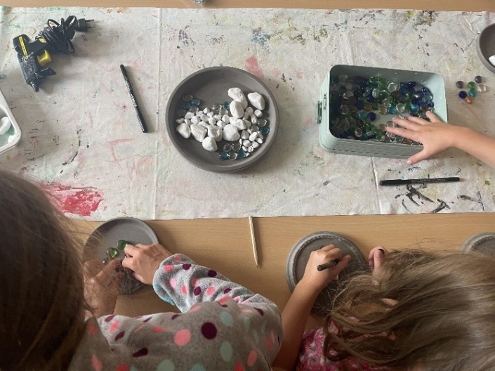 Kinder bekleben Schalen